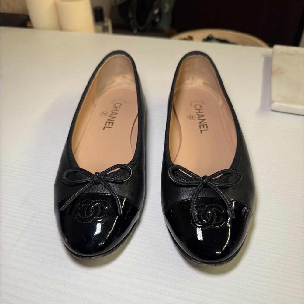 Chanel ballet cap-toe flats, black lambskin and patent calfskin